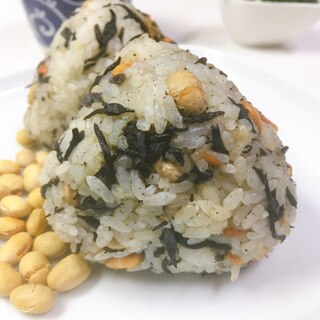 節分のお豆でひじきおにぎり